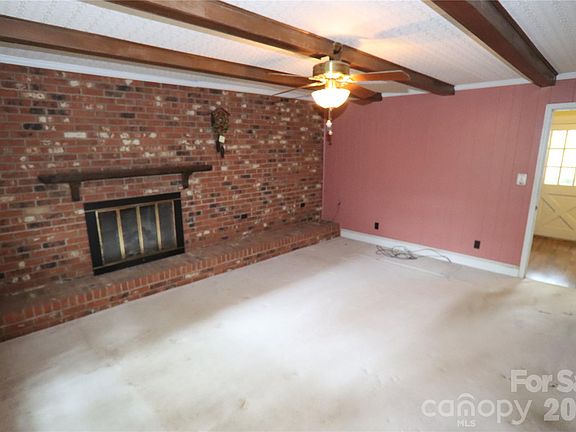 3rd image of 607 Willow Ln