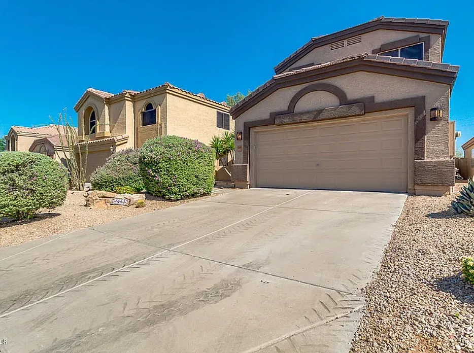 4 bed, 2412 sqft, $4,000 — Photo 2