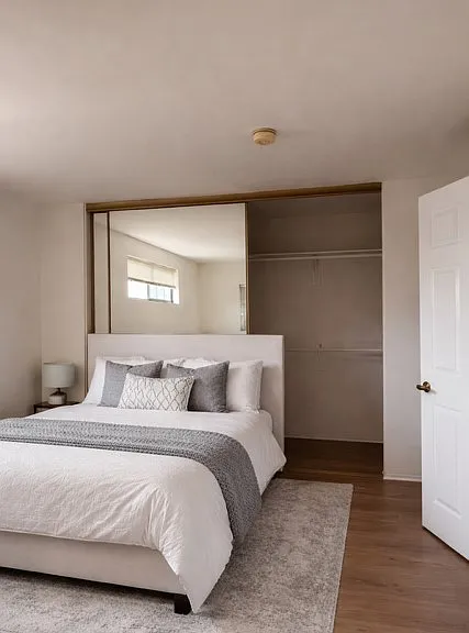 18435 Keswick St — Photo 5