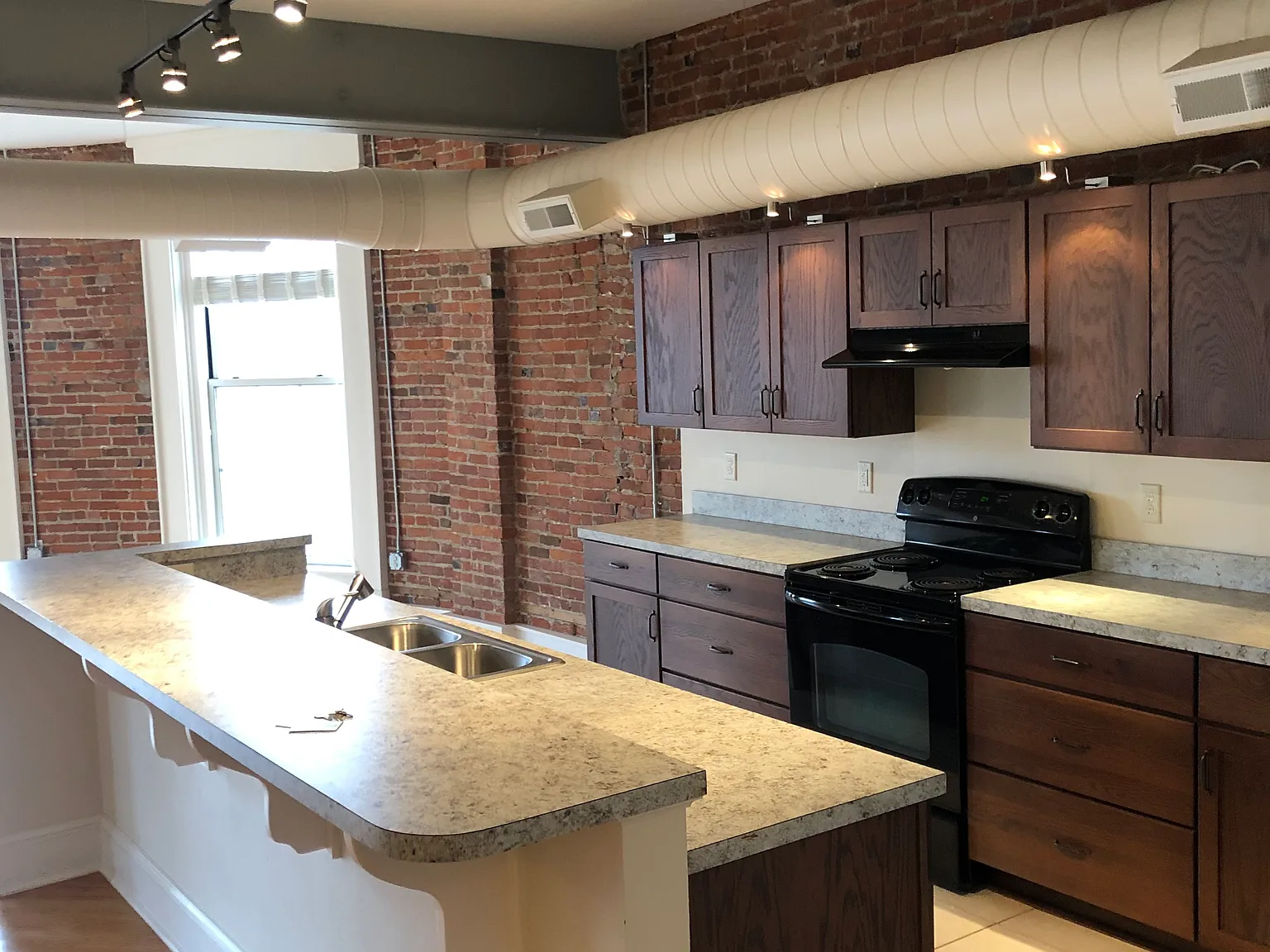 27 Broadway St — Photo 3
