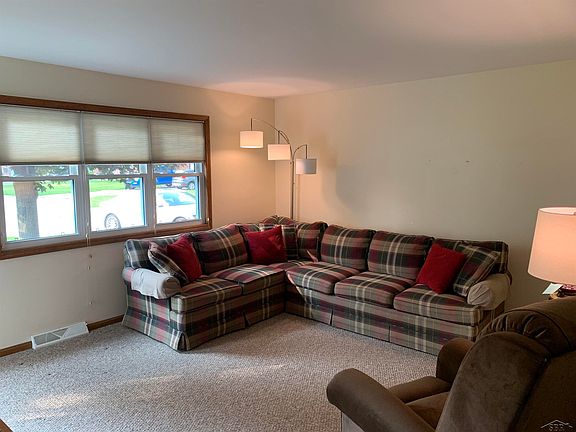 3rd image of 6 Skyhaven Ct