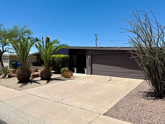 3rd image of 3702 E Paradise Dr