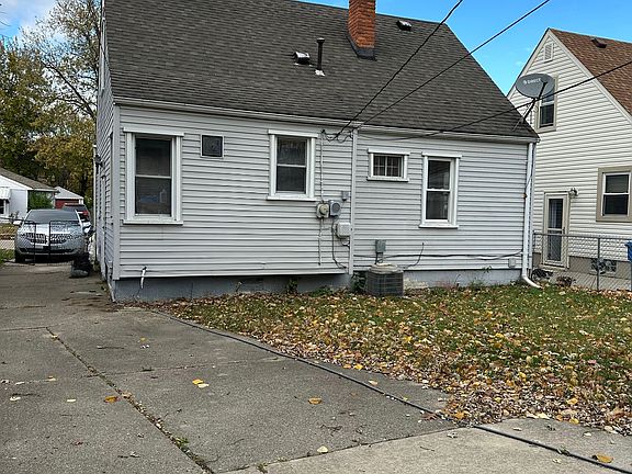 3rd image of 24345 Dartmouth St
