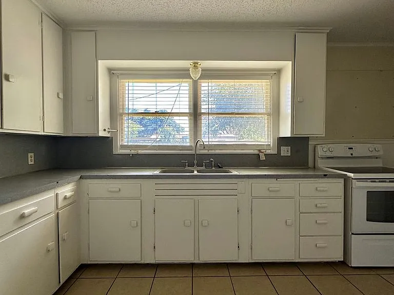 2473 Culver Ave — Photo 6