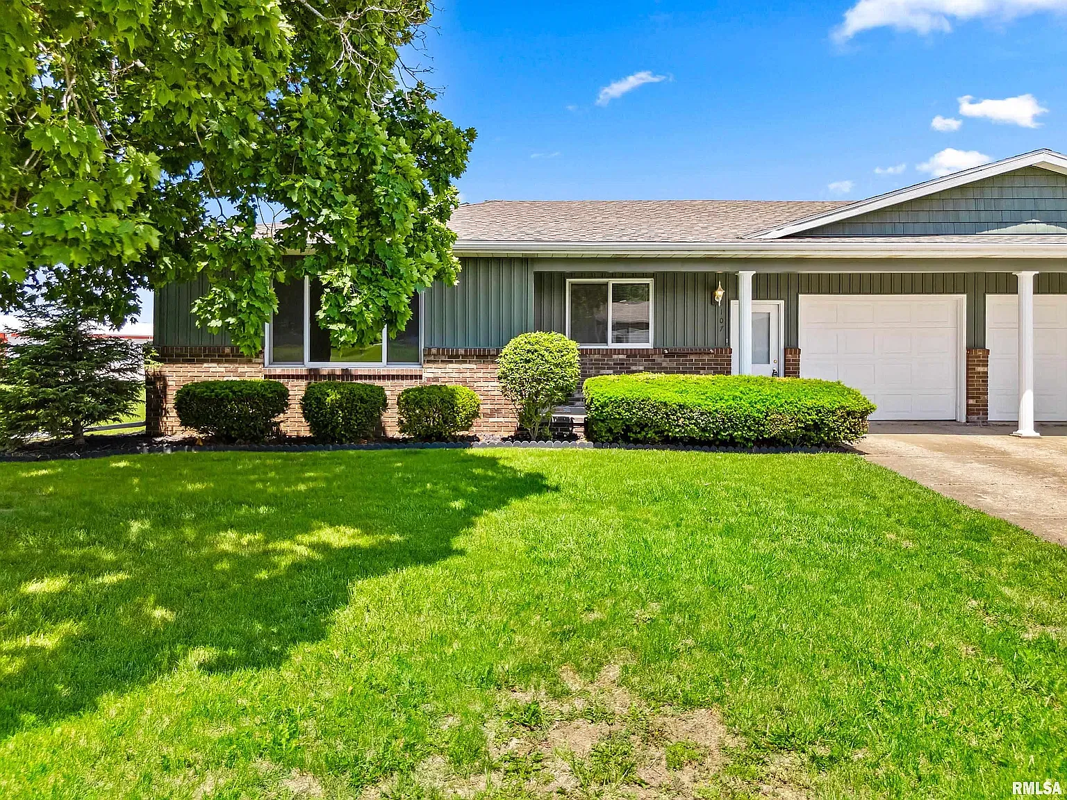3 bed, 1353 sqft, $1,880 — Photo 3