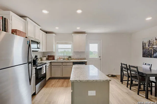 2 bed, 2.0 bath, 1002 sqft, $1,700 — Photo 2