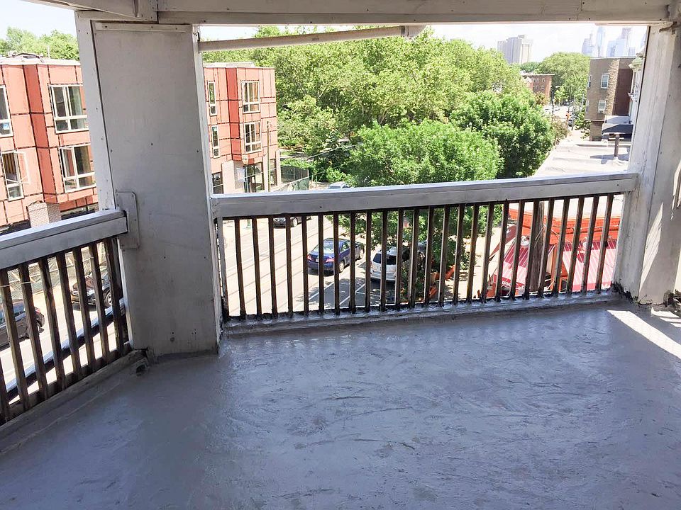 big, private deck with fresh air and good city view