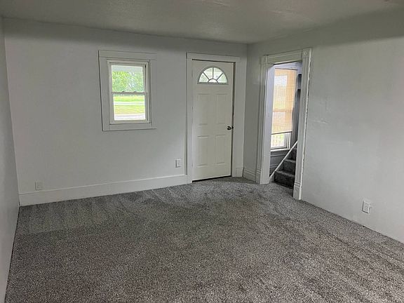 4th image of 211 Colorado St