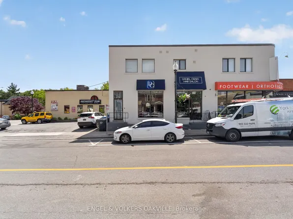 84 Reynolds St #2, Oakville, ON L6J 3K2