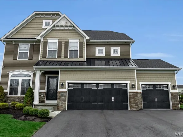 684 Pleasant View Dr, Lancaster, NY 14086
