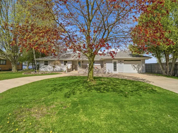 201 N Pike St, Cecil, WI 54111
