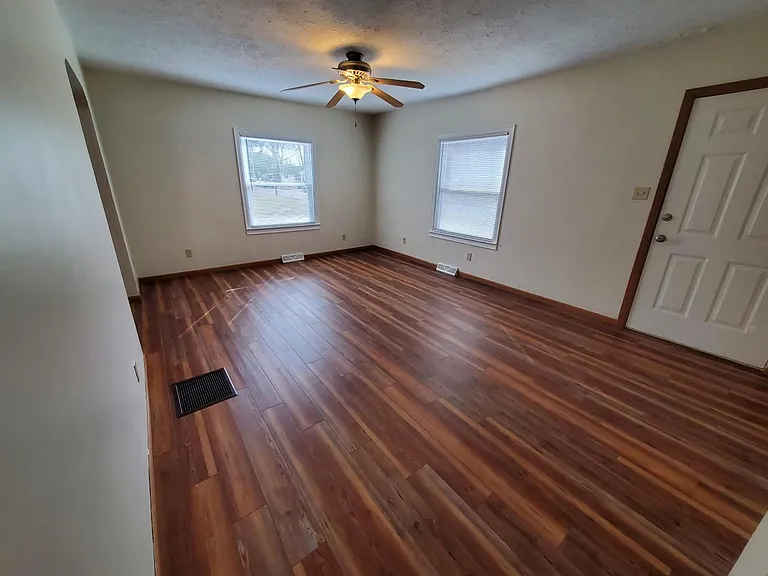 875 S Walnut St — Photo 2
