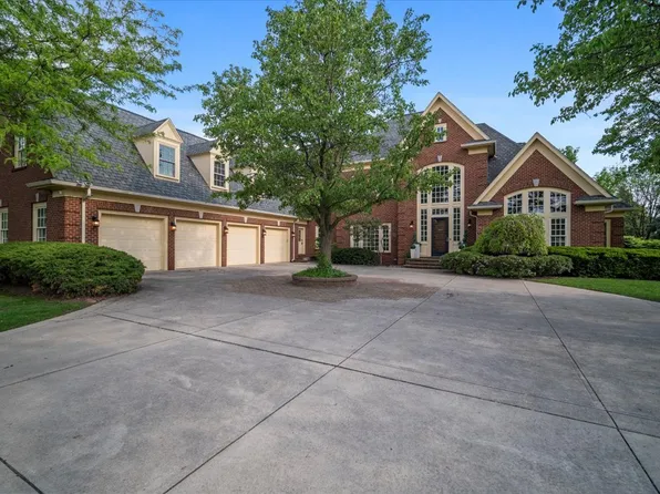 1 Worthington Ct, Bloomington, IL 61704