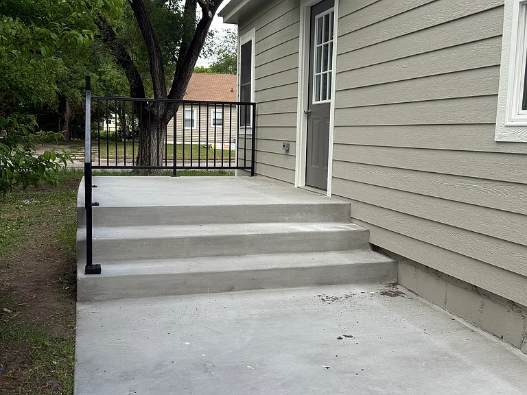 2503 E Graham Ave — Photo 4