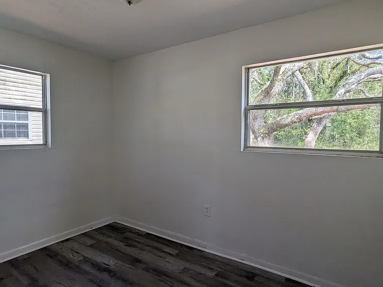 227 Bay St NW — Photo 10