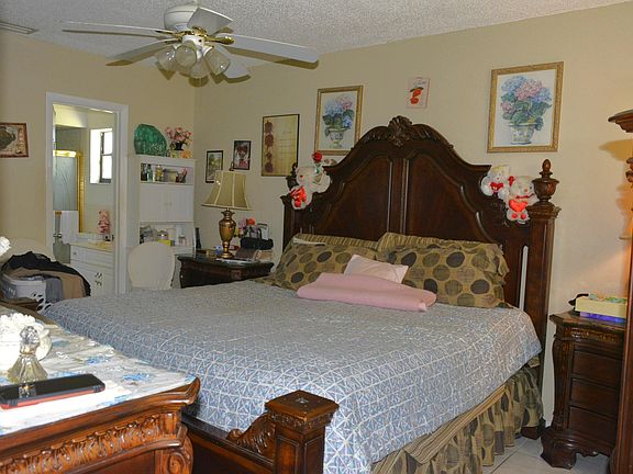 4th image of 1087 Westchester Drive E