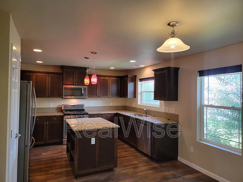 4 bed, 2.5 bath, 2160 sqft, $2,399 — Photo 4