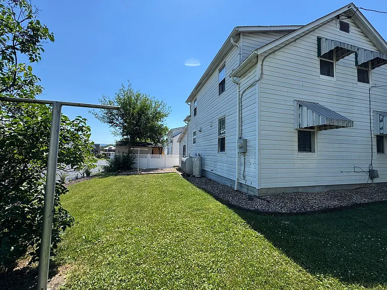 284 W Elizabeth St — Photo 2