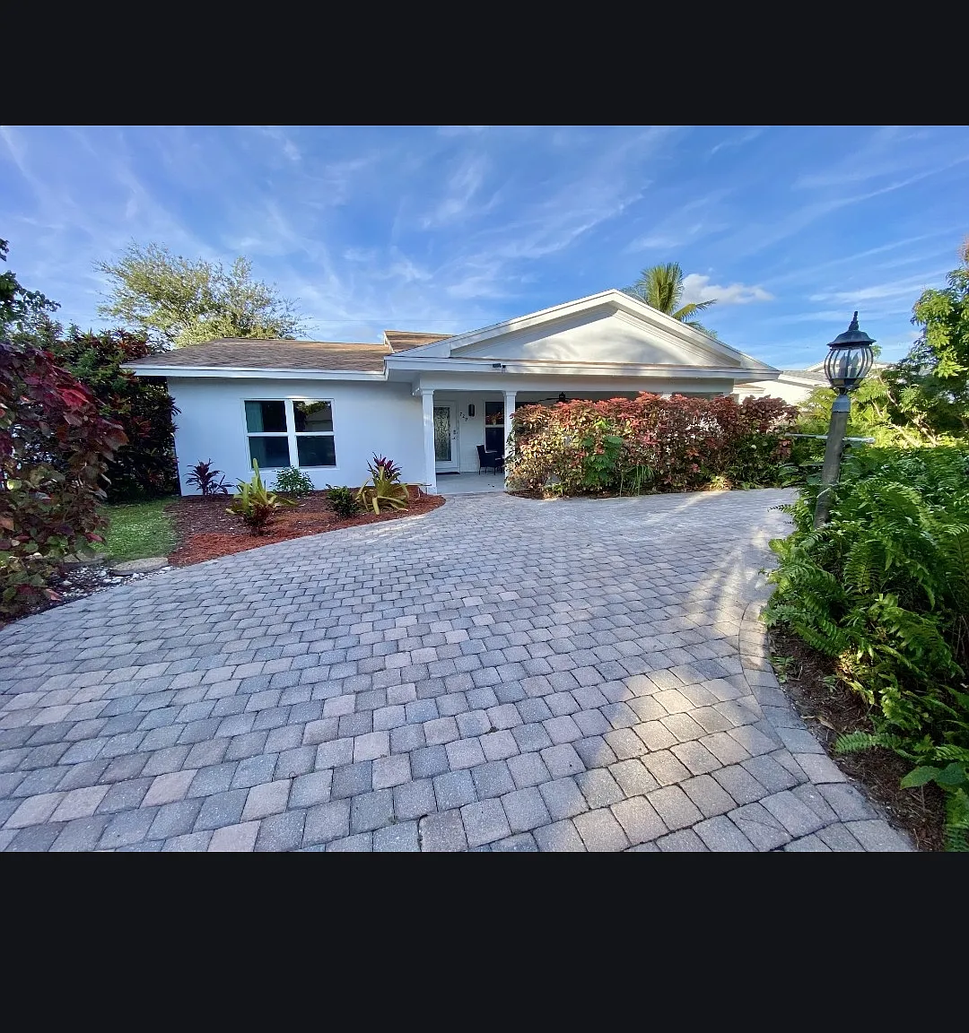 729 Heron Dr — Photo 1