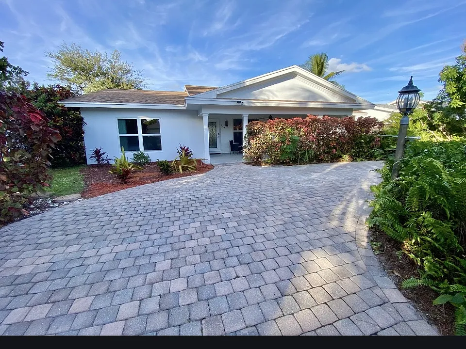 729 Heron Dr