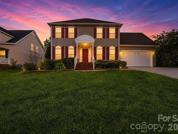 3rd image of 2415 Sweetbriar Ln