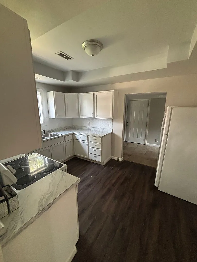 Charming 3-Bedroom Home Near Historic C-Street — Photo 4
