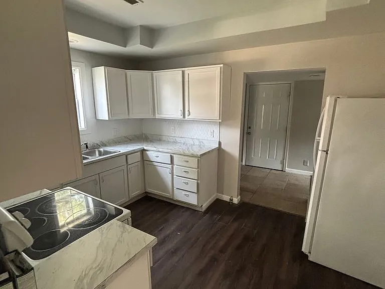645 W Webster St — Photo 4