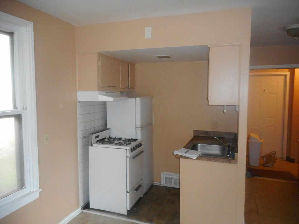 2nd image of 306 John St #2