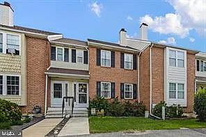 3 bed, 2.5 bath, 2025 sqft, $2,600 — Photo 1