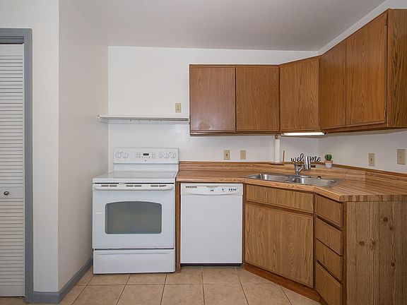 3rd image of 150 Broadway Blvd