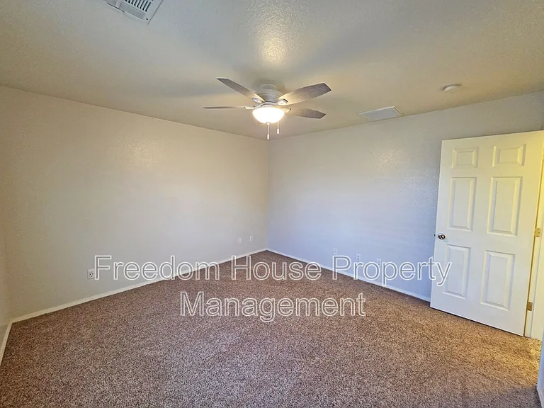 111 Mondale Ct — Photo 40