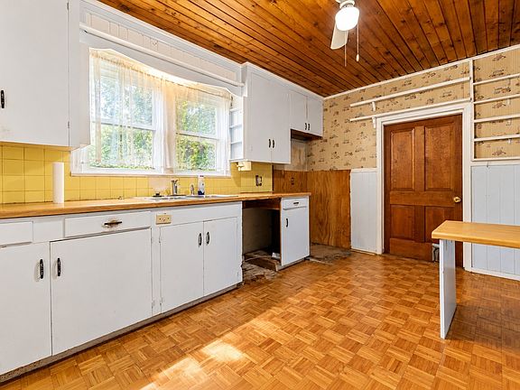 9th image of 106 Thompson St
