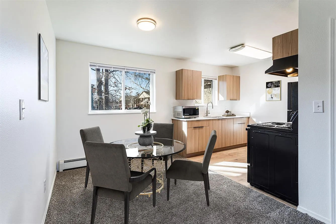 North Russell Apts-1650 N Russell — Photo 3