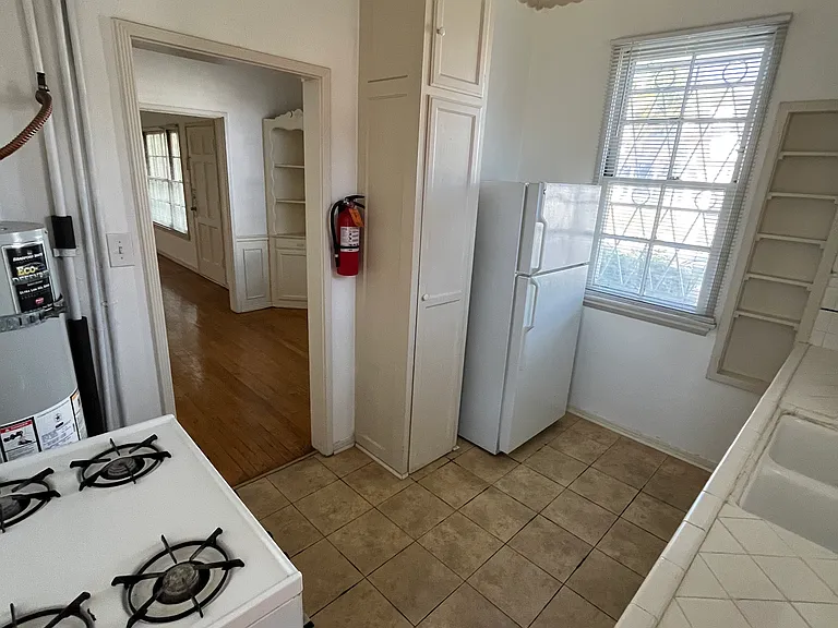 141 1/2 S Sweetzer Ave — Photo 15