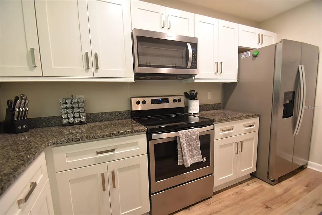 2 bed, 2.0 bath, 1330 sqft, $2,200 — Photo 2