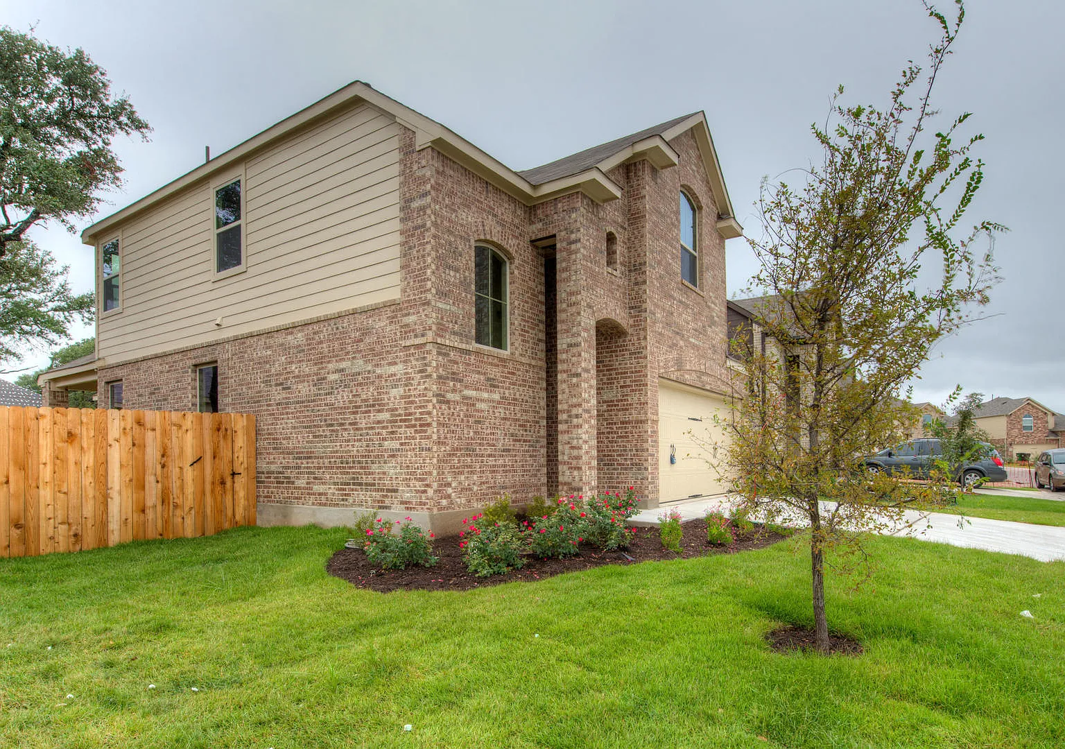Large 4 bedroom in Gated Community — Photo 2