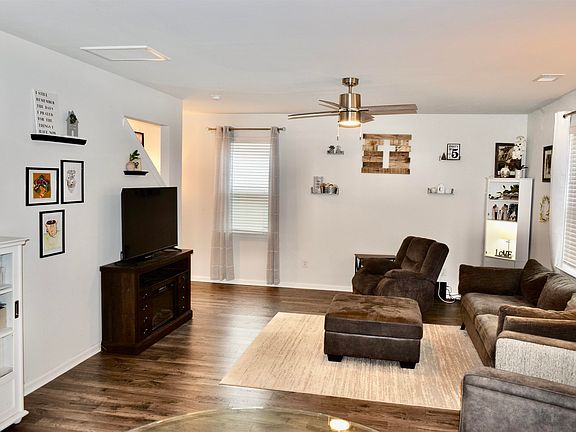 5th image of 372 Emery Oak Dr.