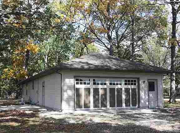 Attached 2.5 car garage