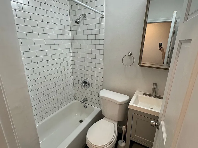 212 Maverick St #6L — Photo 9