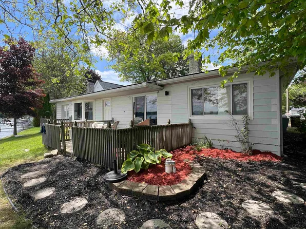 11698 Elm Park Dr, Manitou Beach, MI 49253