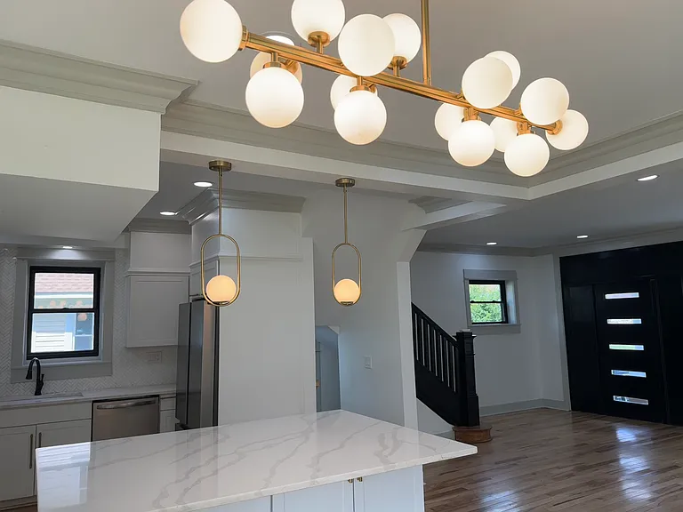 Stylish lighting: chandelier & pendants!