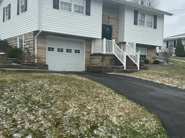 215 Saratoga Dr, Buckhannon, WV 26201
