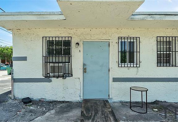 4th image of 2047 Lincoln Ave #1