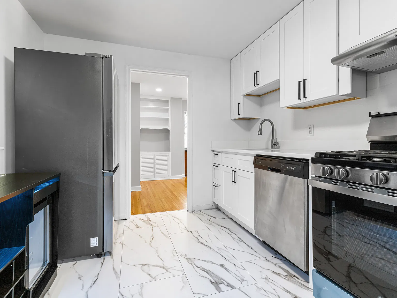 3 bed, 2200 sqft, $3,900 — Photo 2