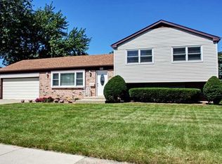 88 Dartmoor Dr, Crystal Lake, IL 60014