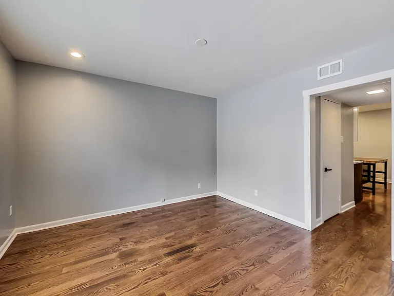 1831 W Fletcher St #1 — Photo 9