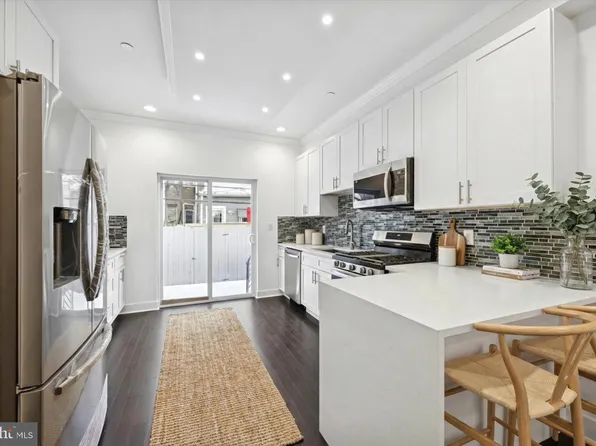 1327 S Hollywood St, Philadelphia, PA 19146