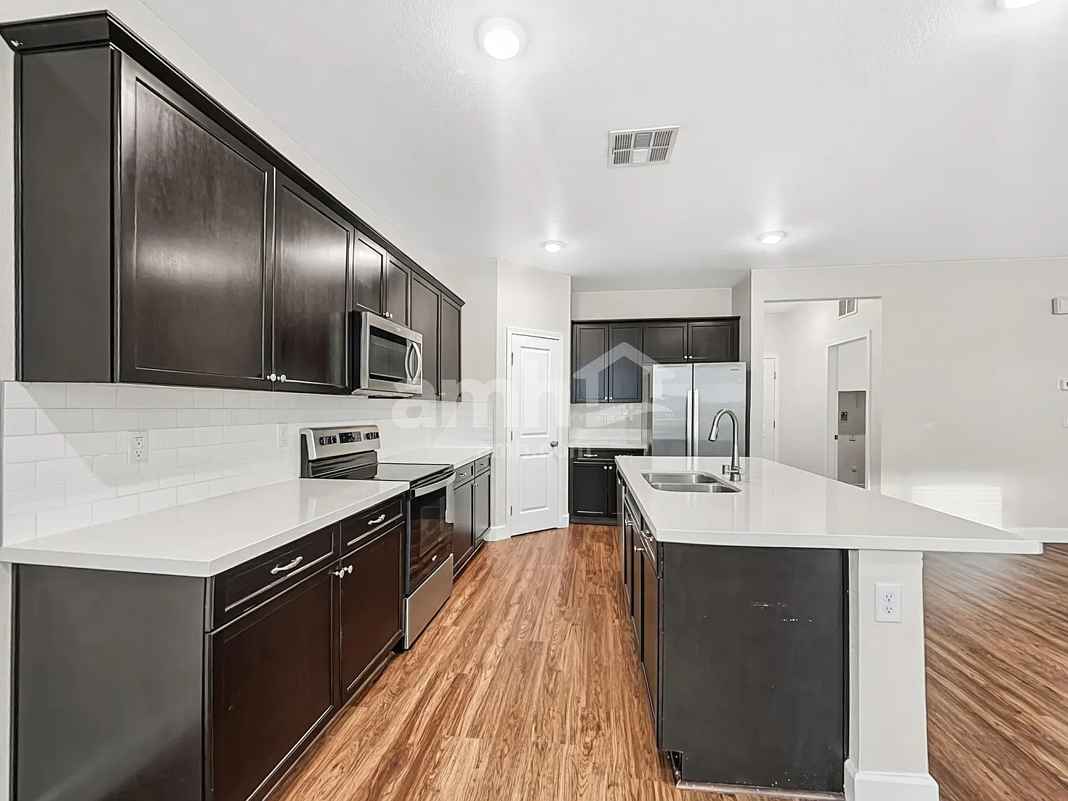 4 bed, 2.5 bath, 2463 sqft, $2,420 — Photo 3