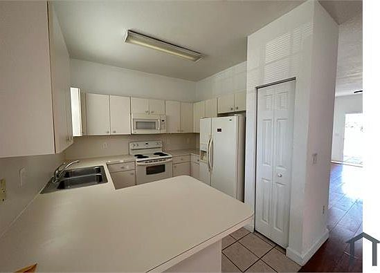 4th image of 372 NE 26th Pl Unit 206