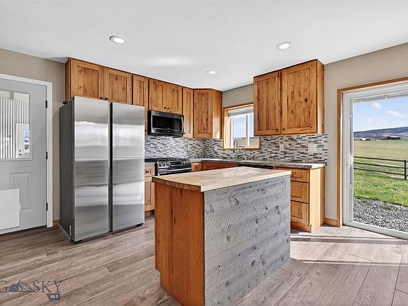 4th image of 10 Lester Ln